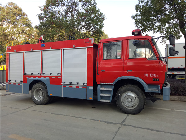 东风145型5吨泡沫消防车