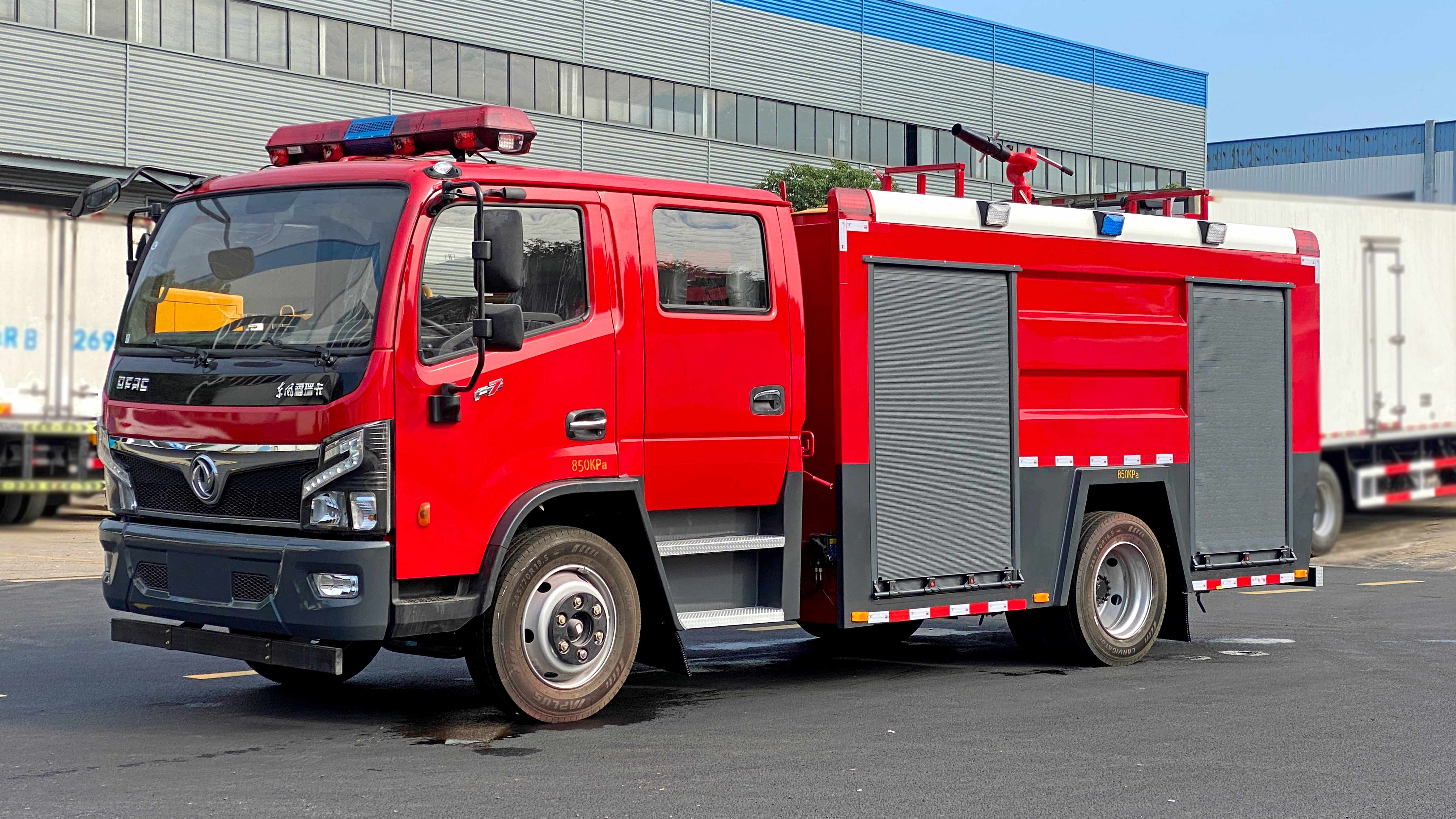 小多利卡2.5吨水罐消防车