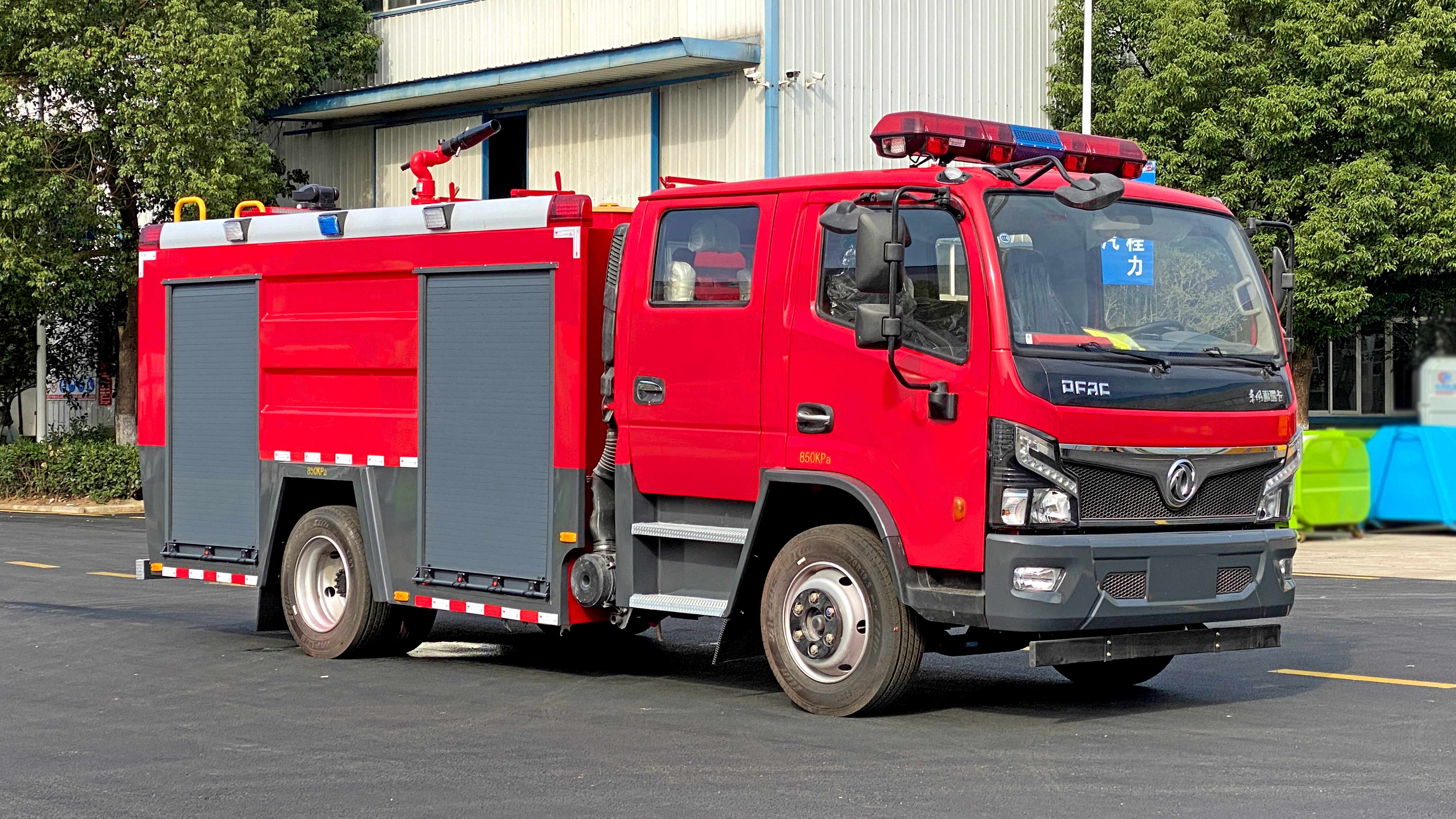 小多利卡2.5吨水罐消防车
